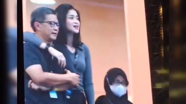 Kedekatan Rocky Gerung dan Salsabila Syaira saat nonton acara Dewa 19. [TikTok]